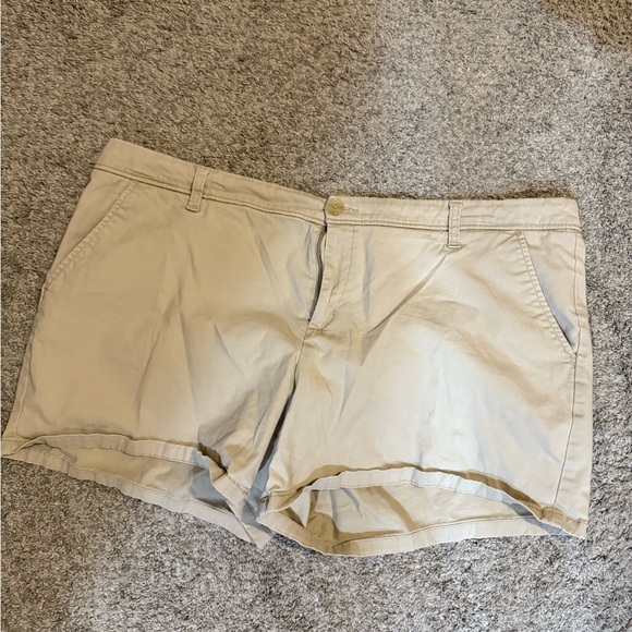 Liz Claiborne Tan Bermuda Shorts Casual Summer Style - Picture 1 of 3